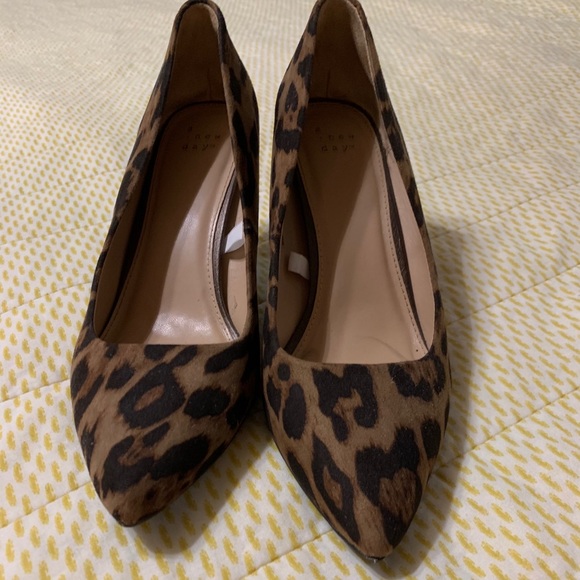 Size 9.5 leopard pump - Picture 2 of 5